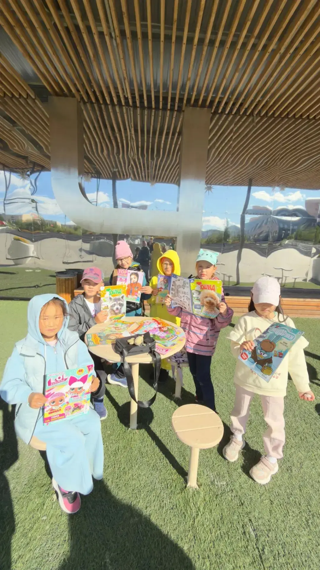 Лето — это маленькая жизнь! 🍭📚

Сегодня наша Центральная площадь превратилась в самую настоящую «К