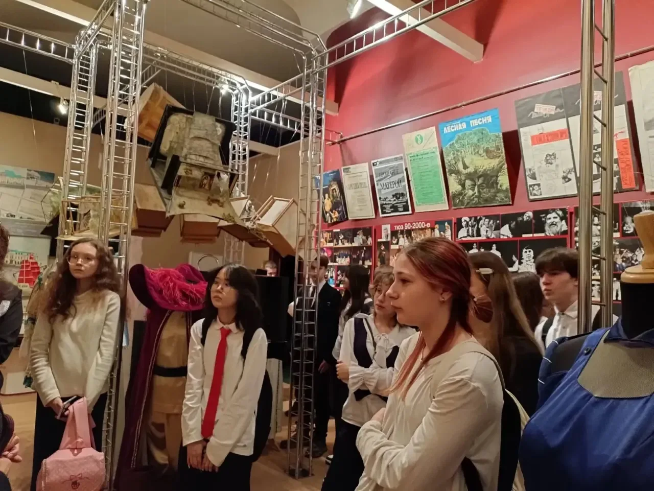 🎭✨ ПРИКОСНОВЕНИЕ К ИСТОРИИ ✨🎭  7 апреля ученики 8Д класса посетили музей ТЮЗа и посмотрели спектакль