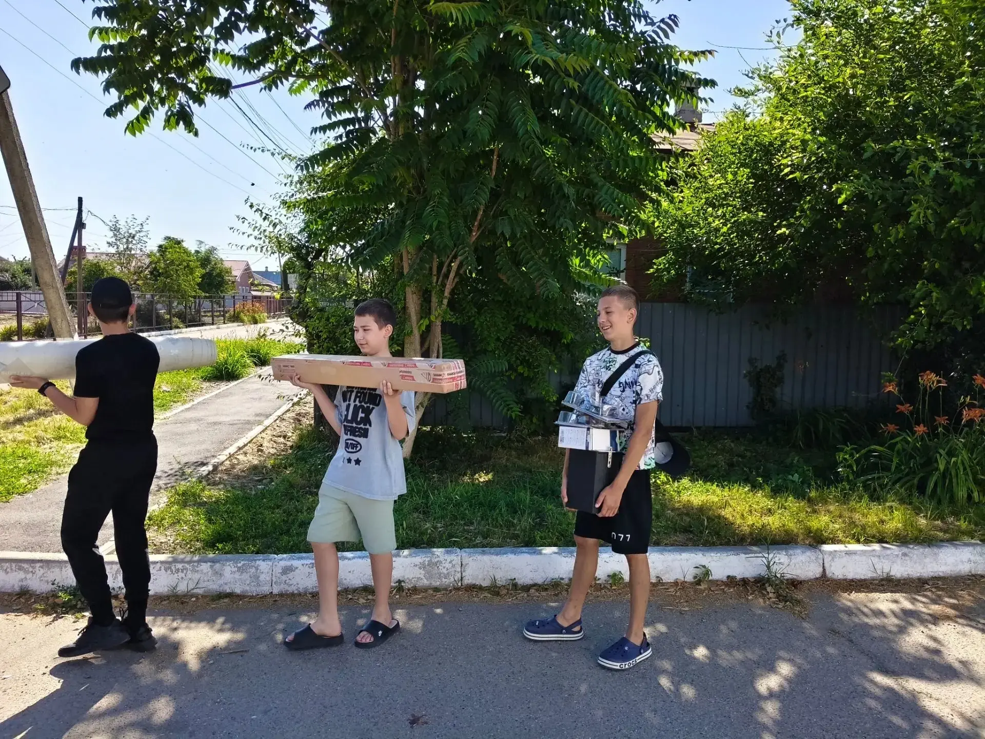 🌞 Лето — время не только отдыхать, но и творить!

В МБОУ СОШ № 1 имени А. В. Суворова стартовала ле