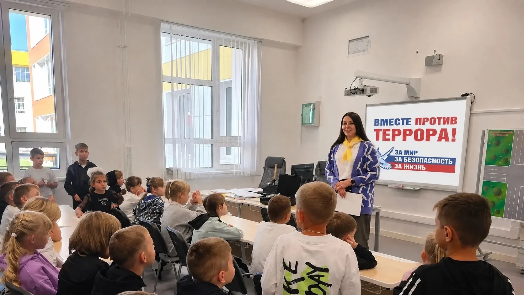 Специалист отделения по работе с семьями и детьми провёл для детей младших классов меро...