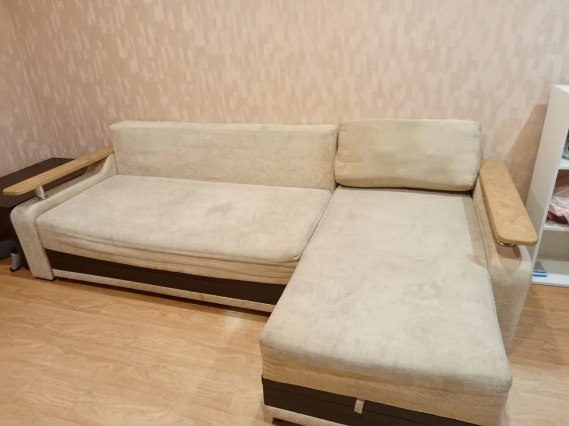 Угловой диван, раздвижной, большой ящик для хранения постельного белья, требуется химчи...