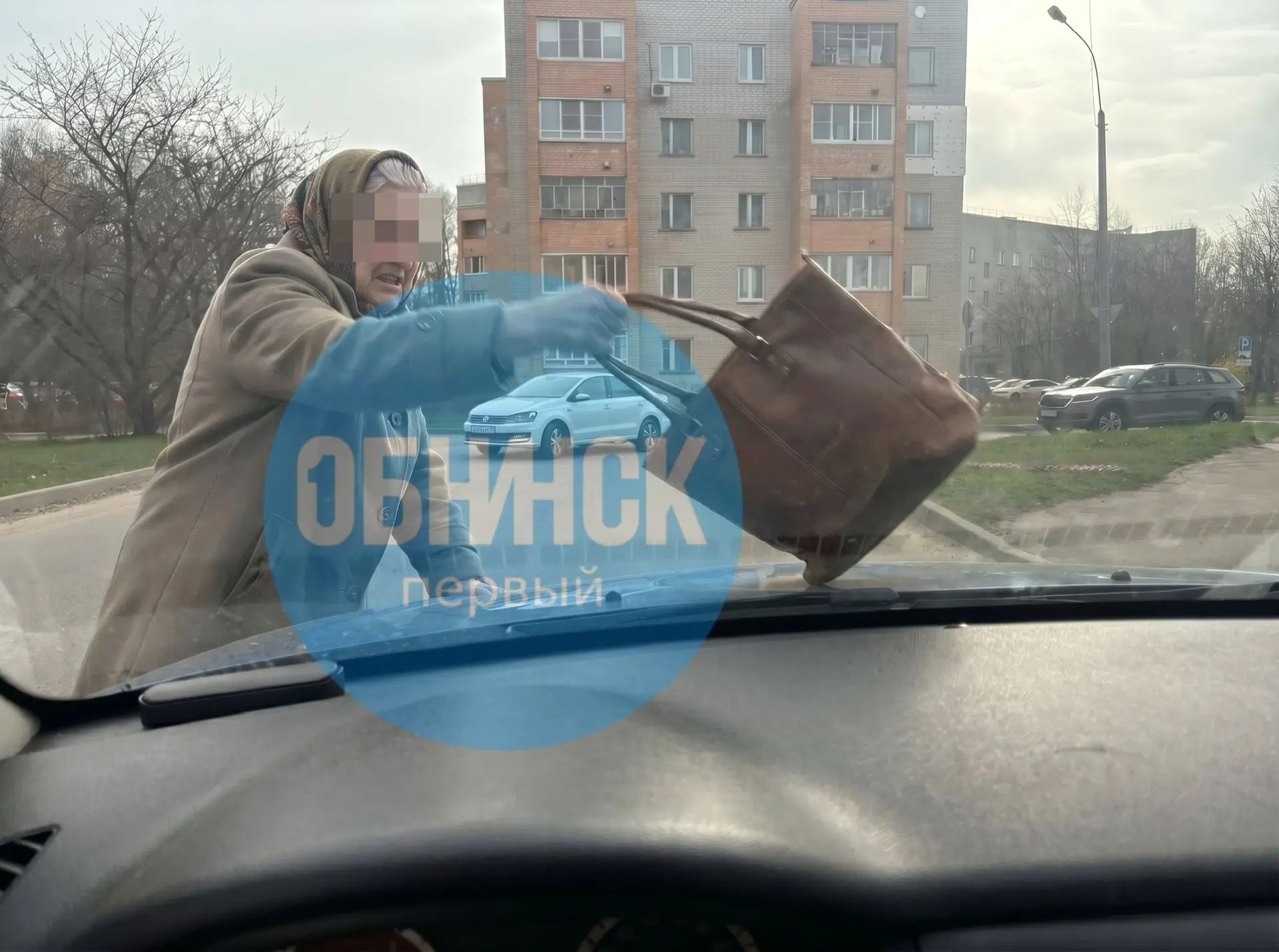 От подписчика:  Живу в городе уже 10 лет и до сих пор не понимаю этот «пешеходный переход»: вроде он