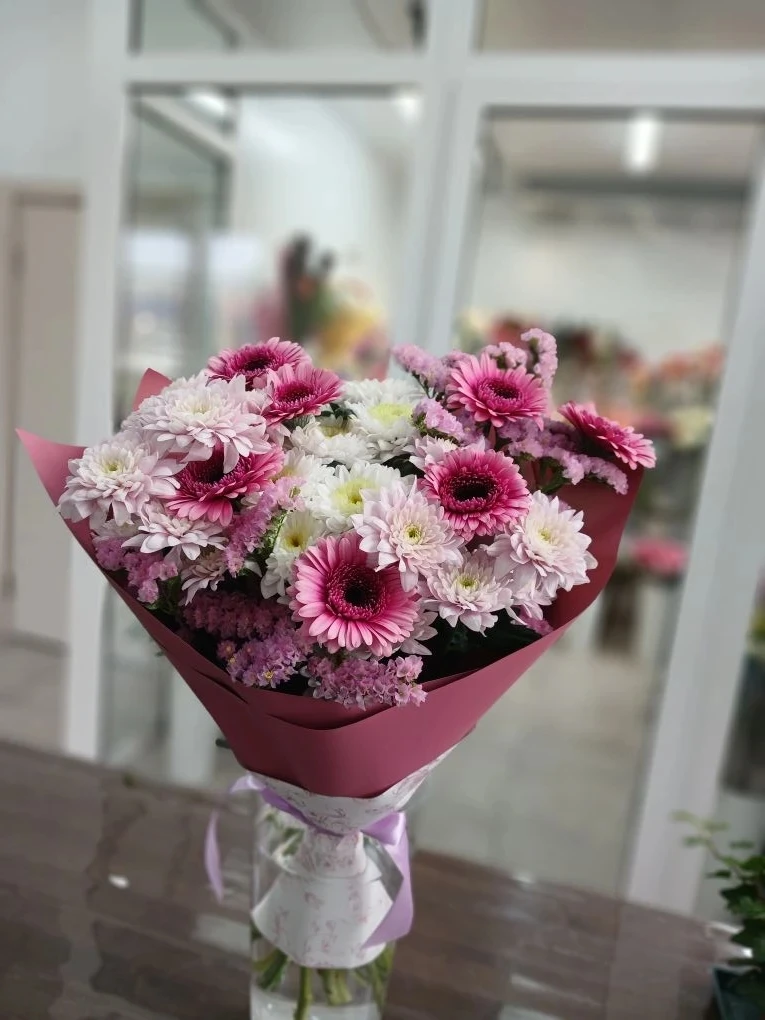 ✨ Нежный букет из гербер и хризантем — воплощение весеннего настроения! 🌸 Идеален для ...