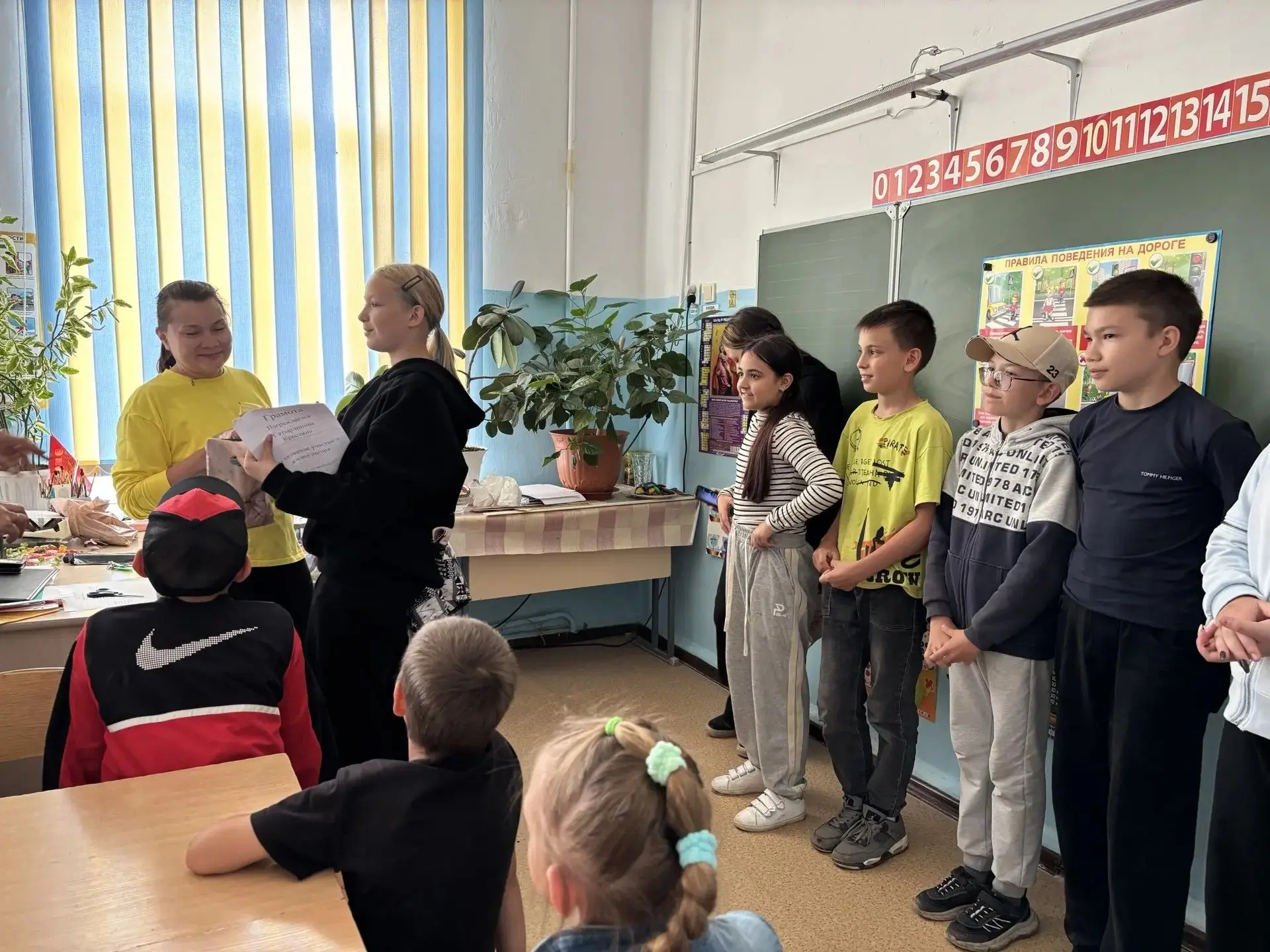 После обеда награждали самых активных участников жизни в лагере. Ребята еще и получили ...