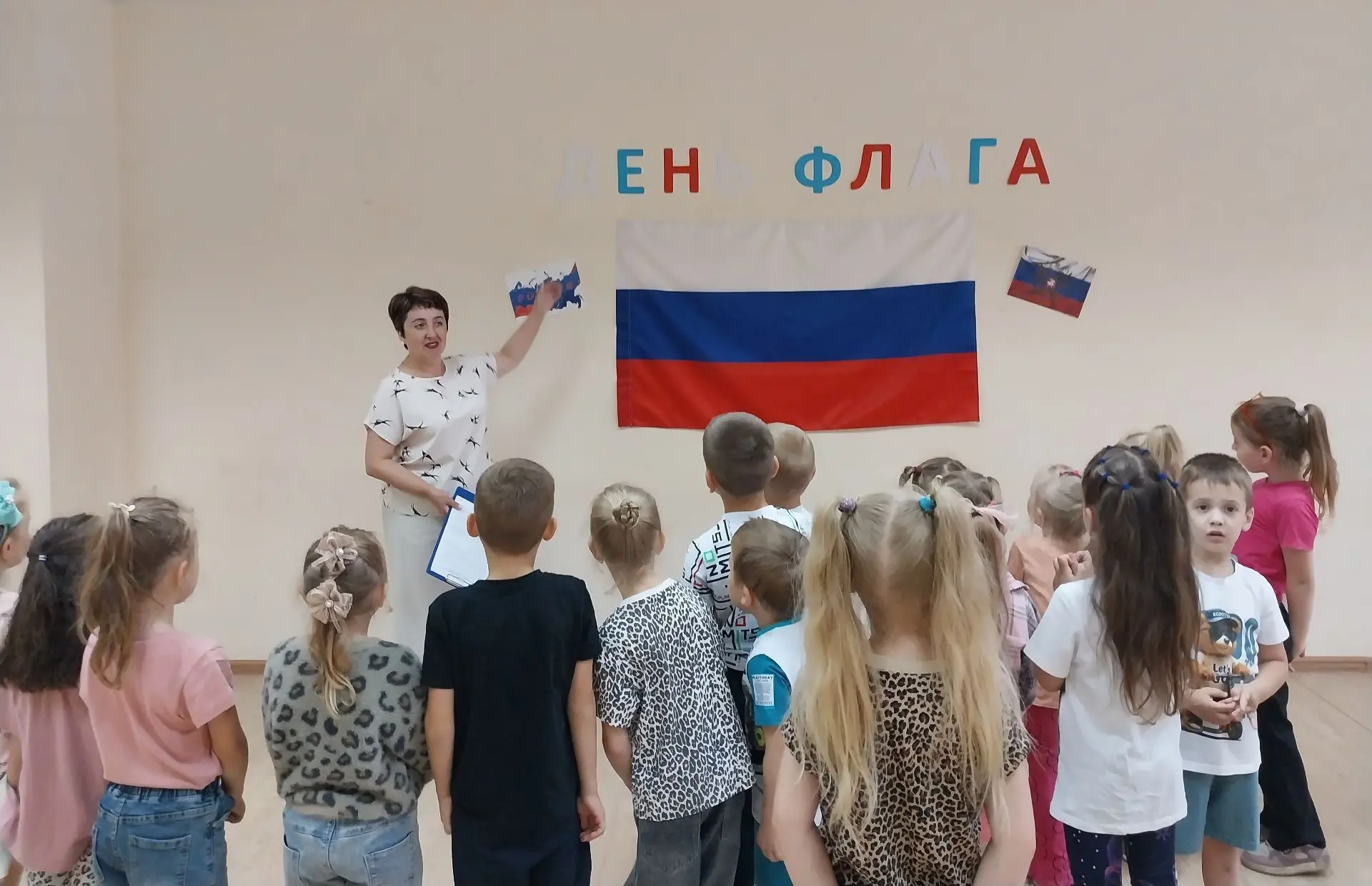 Сегодня  с воспитанниками детского сада «Алёнушка» педагоги Дома детского творчества   ...