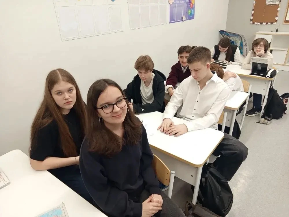 В рамках недели географии в 9Б и 9В классах прошла деловая игра «Совет директоров: инвестиционный ли