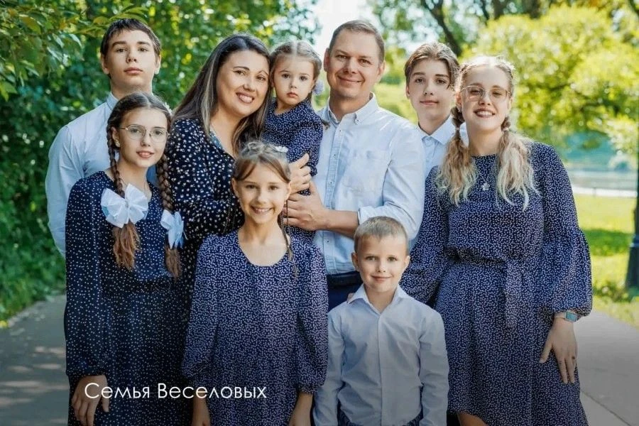 🎉 Многодетную семью Веселовых из Зеленограда наградили знаком "Родительская слава горо...