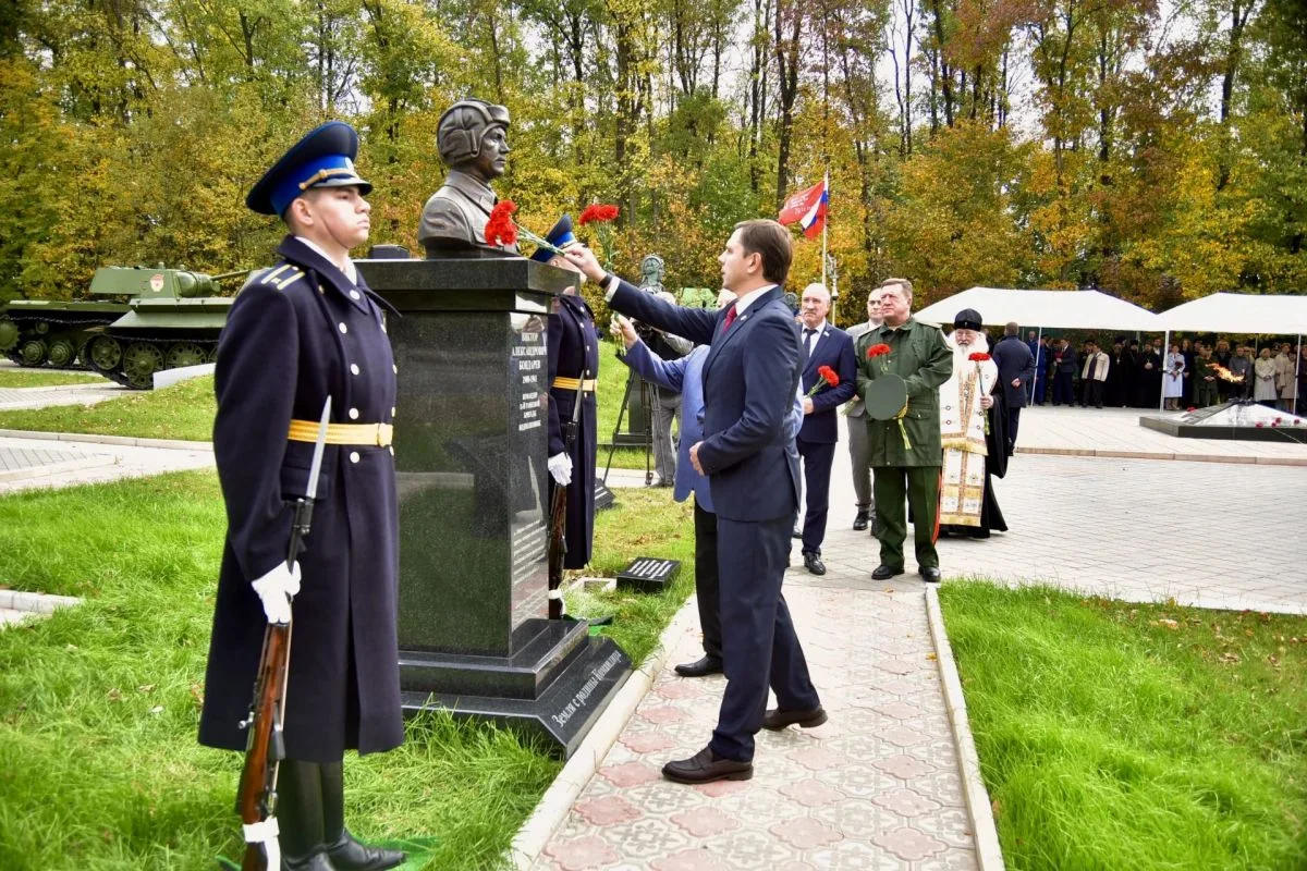 Клычков открыл бюст командира 11-й танковой бригады Виктора Бондарева в селе Первый Воин