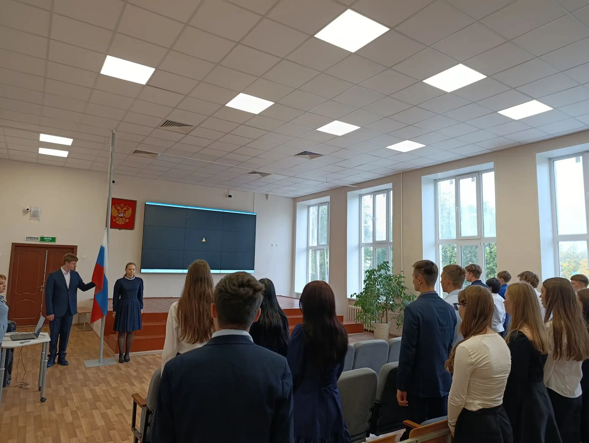 🇷🇺 Новая учебная неделя в школе № 49 началась по главным традициям!