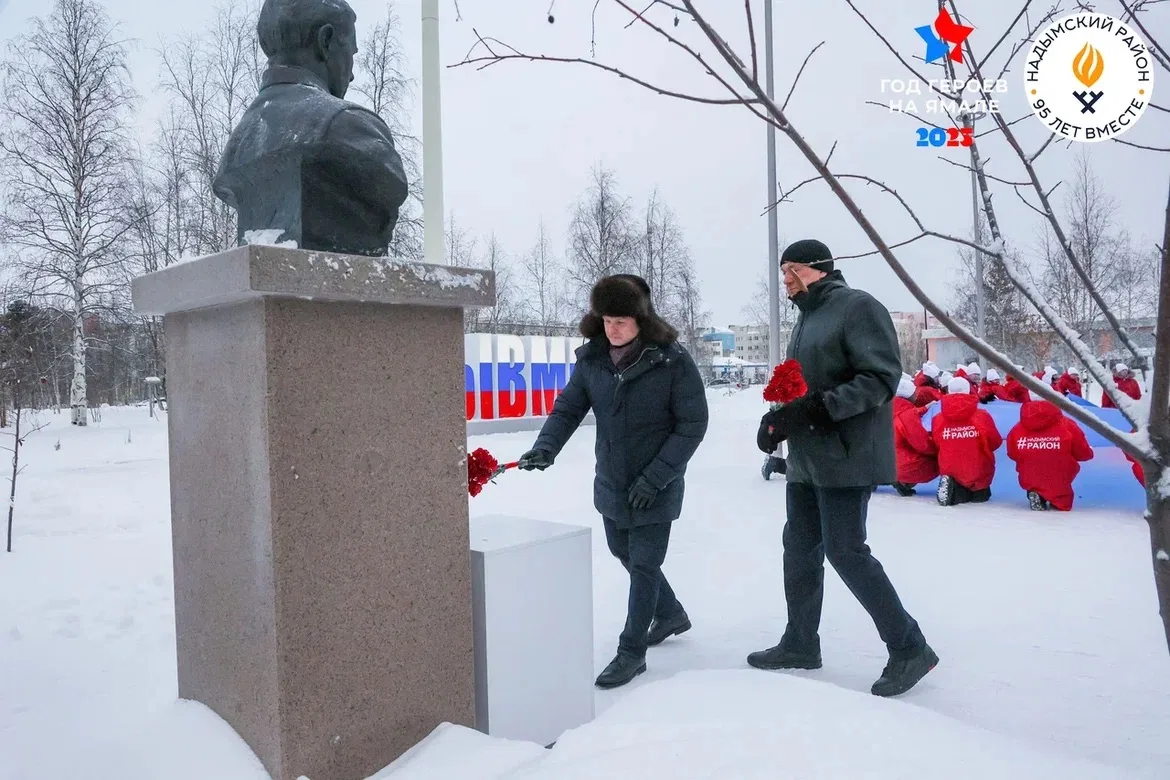 Открыли сегодняшний день возложением цветов в память о тех, благодаря кому 95 лет назад появился наш