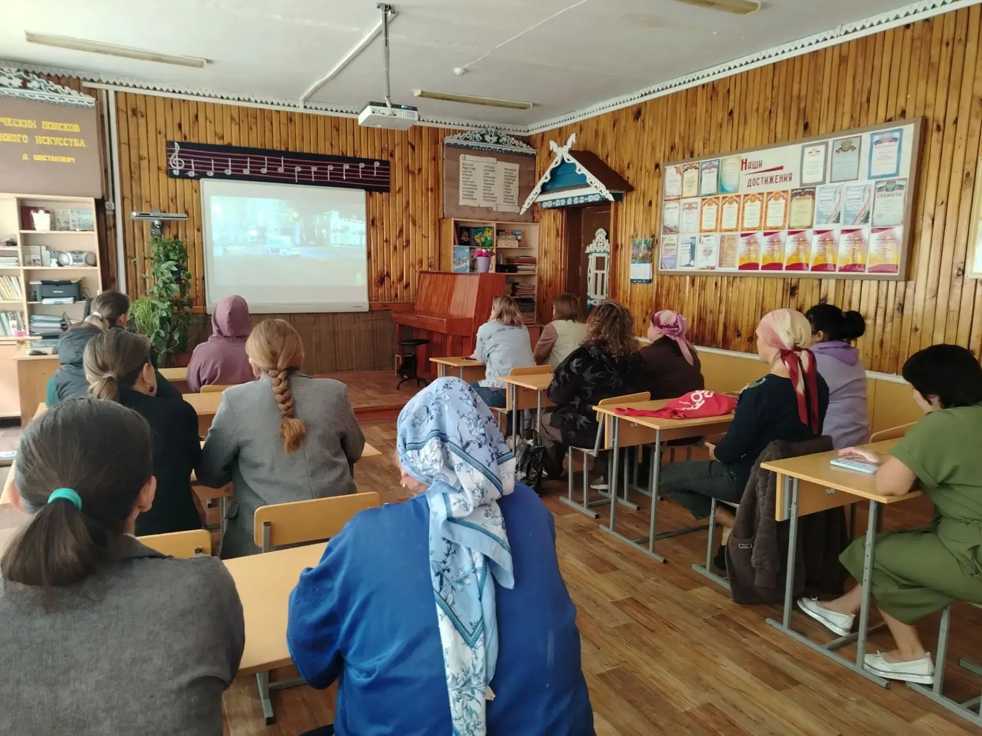 В школе прошло родительское собрание, на котором родители посмотрели видеоролик о метод...