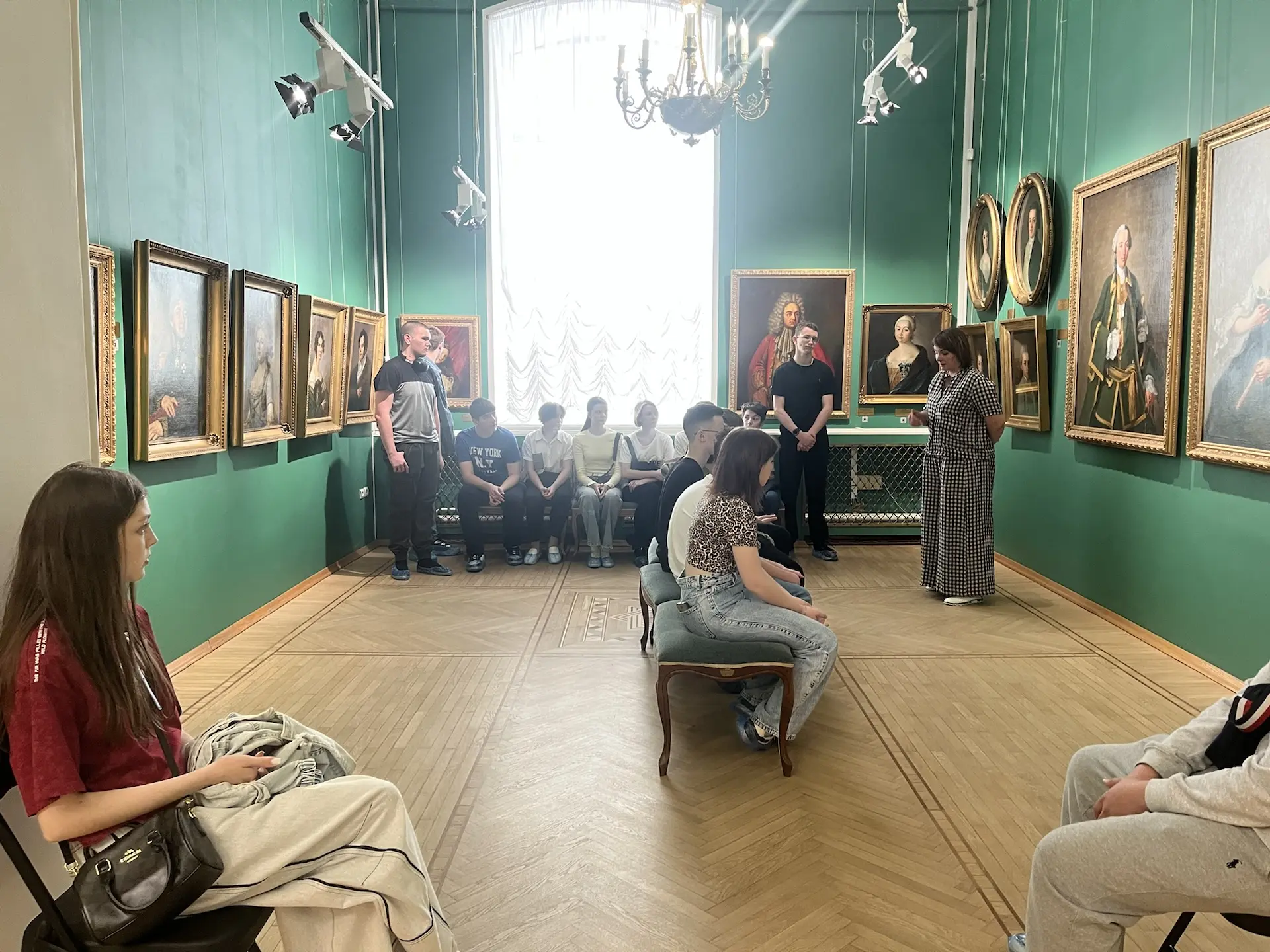 🎨 Сегодня учащиеся 9В и 9Г классов посетили экскурсию в Тамбовской областной картинной галереи 🏛️  Р
