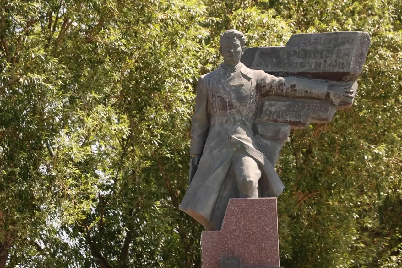 Депутаты почтили память легендарного политрука Василия Клочкова
