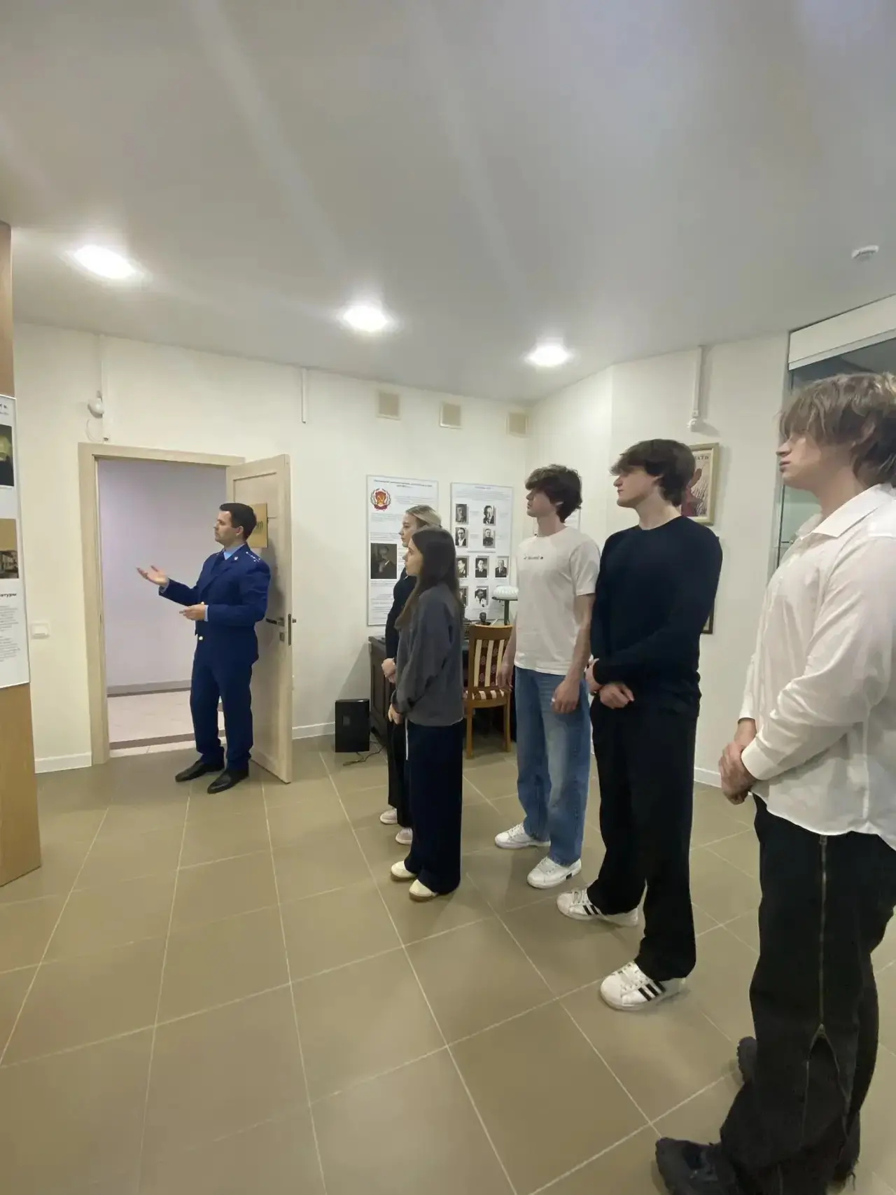 👮‍♂️📜 Встреча с представителями прокуратуры Хостинского района! Сегодня наши ученики гимназии встрет