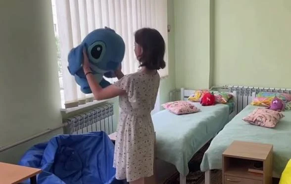 Стало известно, что жена бойца, который нашел 10-летнюю девочку на окраине Константинов...