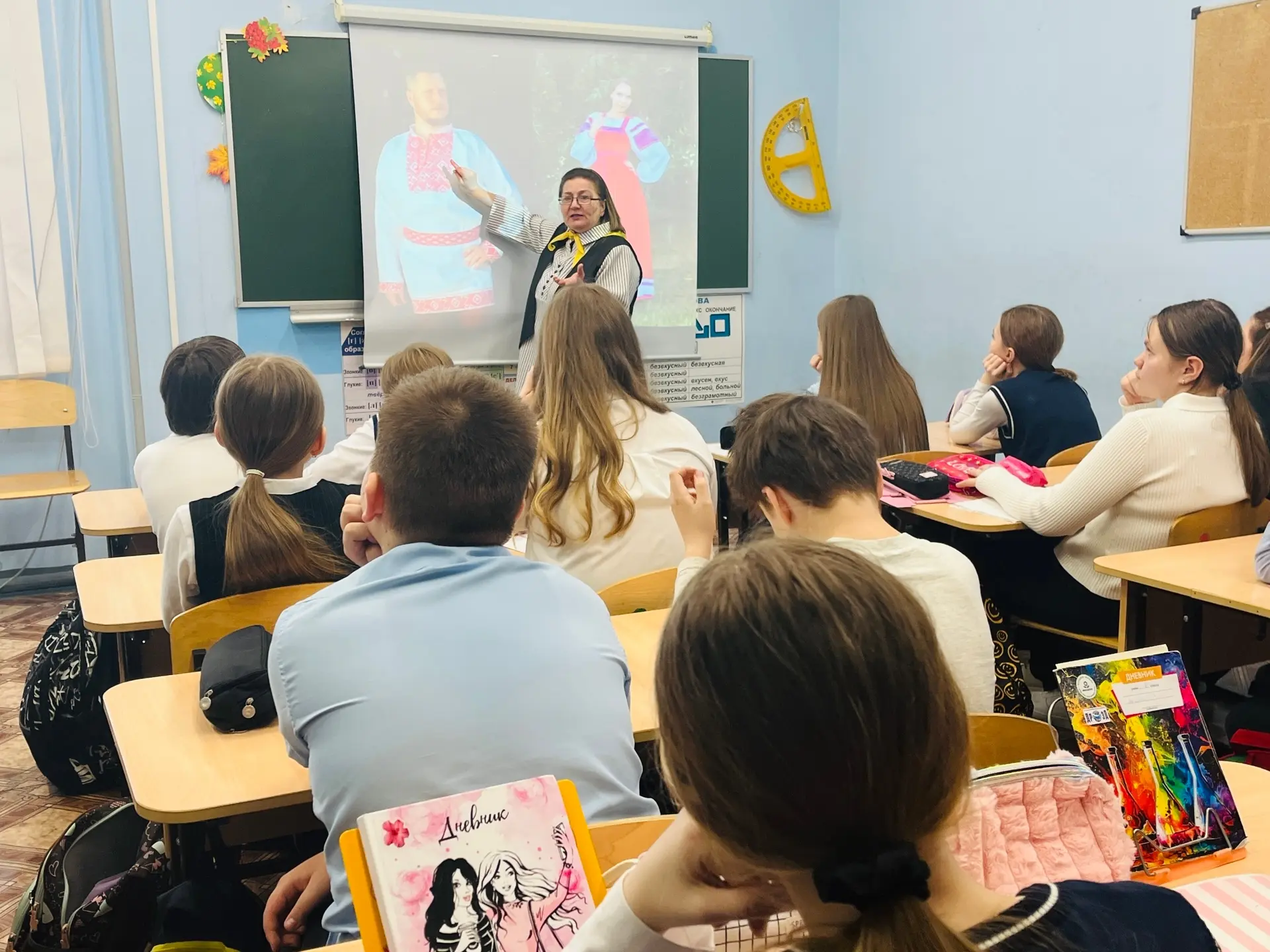 💥«Этно-код: секреты единства»: учимся «читать» одежду  К Дню воссоединения Крыма с Россией на уроках