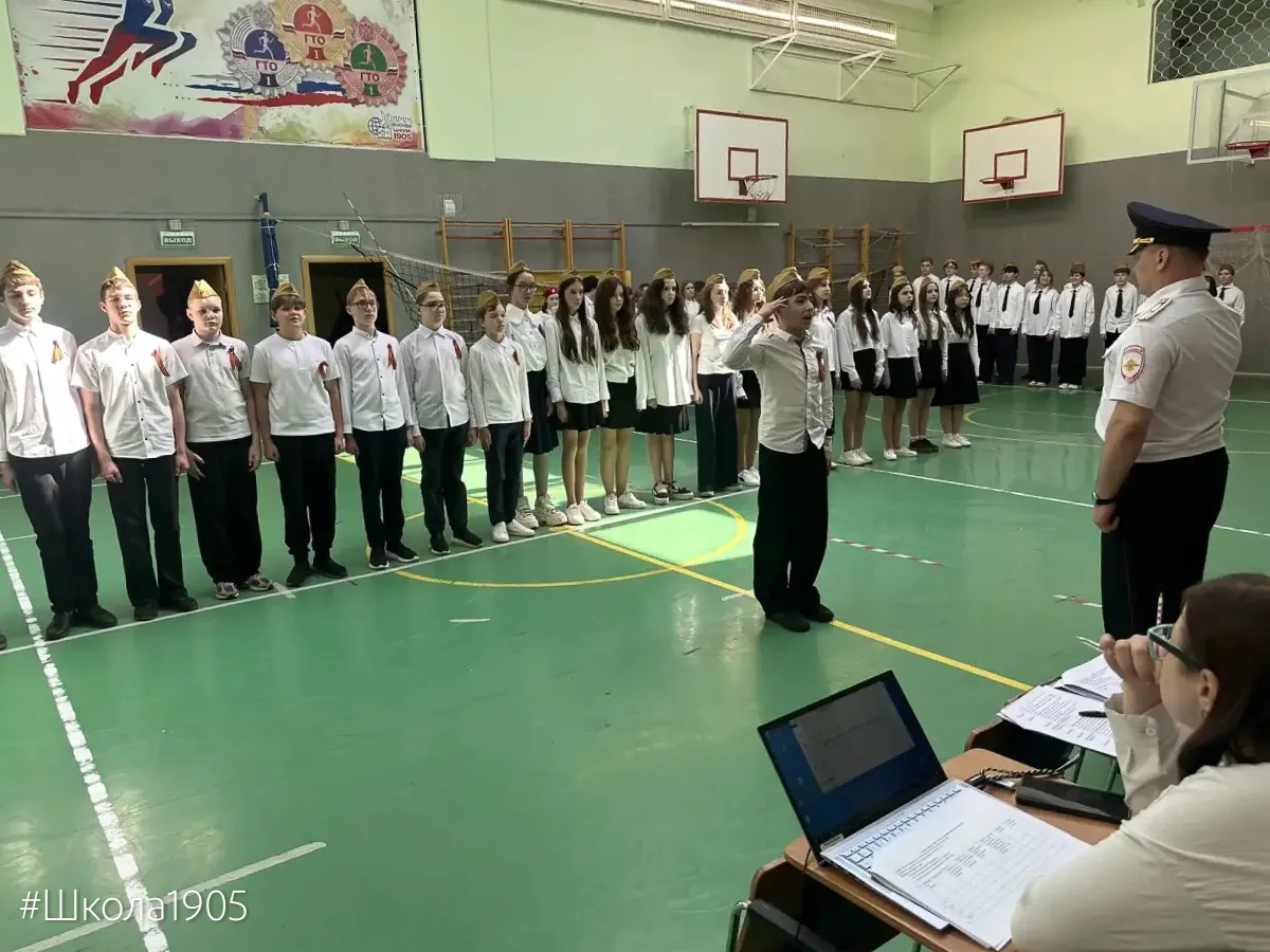 🌟 Равнение на Победу!  В нашей школе прошёл конкурс-смотр строя и песни среди учеников 5–8 классов, 