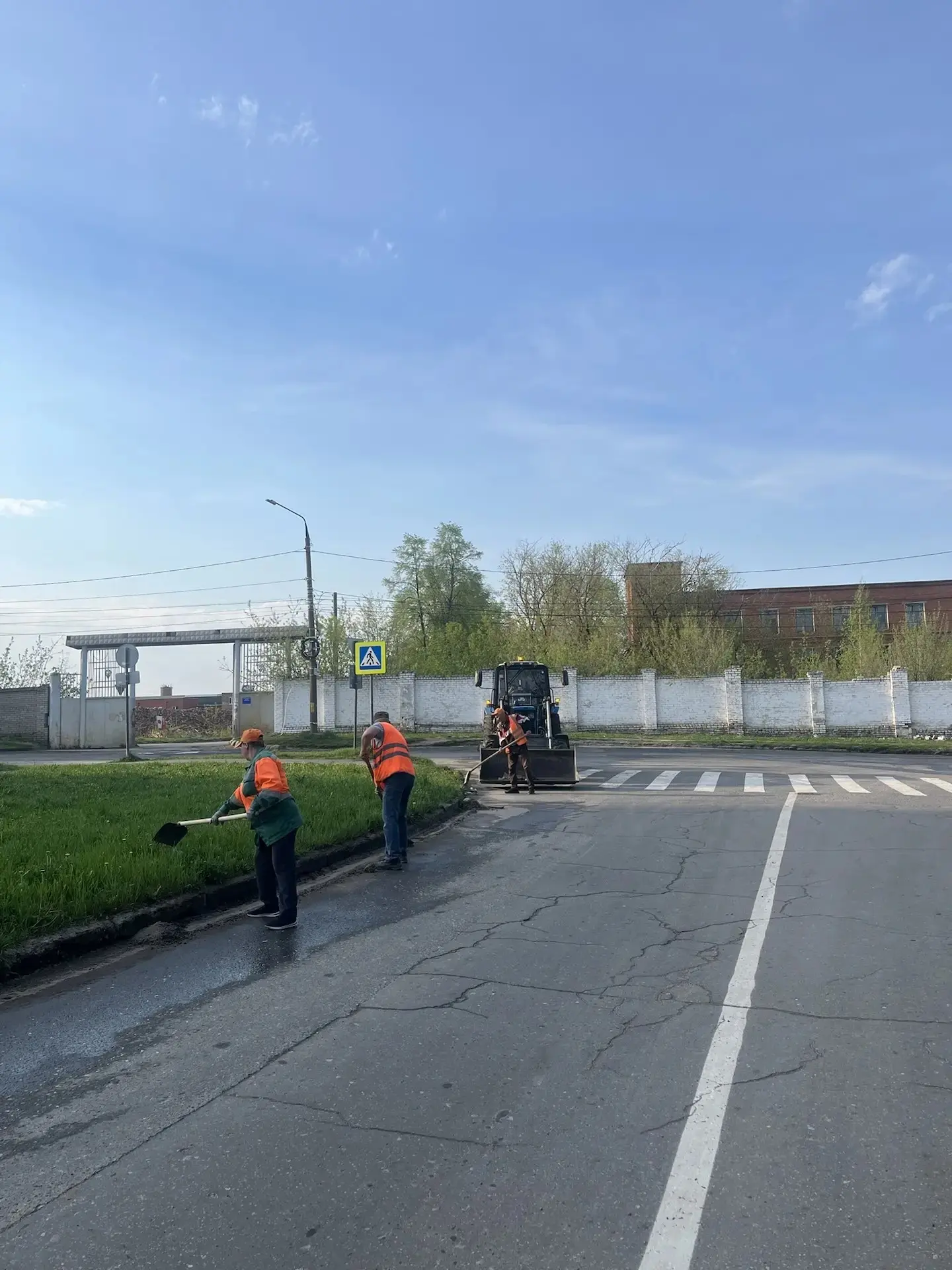 С самого утра в Чебоксарах бригады "Дорэкс" уже в строю! 💪🏻  Коротко о работах на сегодня 👇🏻  Москов