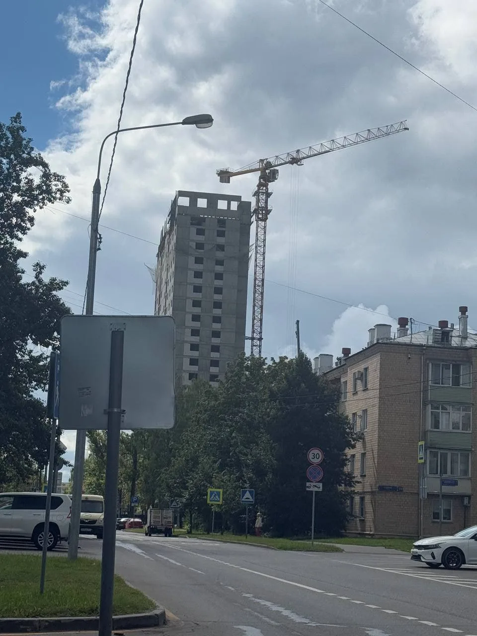 Продолжаем пристально следить за стройкой дома по реновации на 9 Мая, 24.