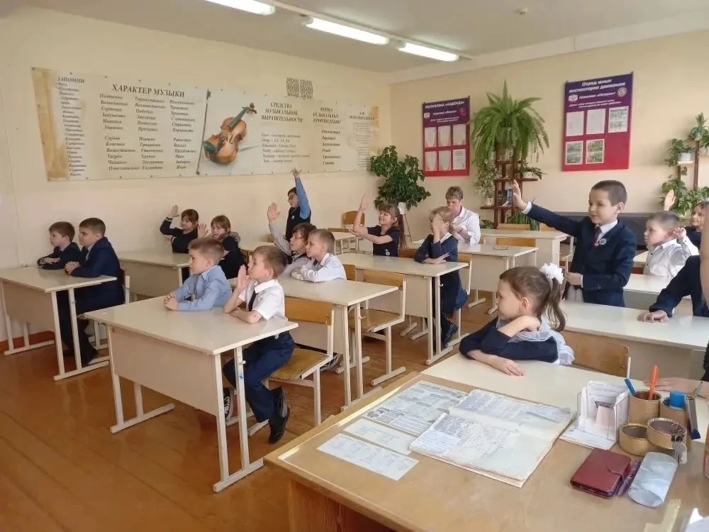 Сегодня в 1 корпусе на уроке музыки в рамках предметной недели эстетического цикла ребята из 1Б клас