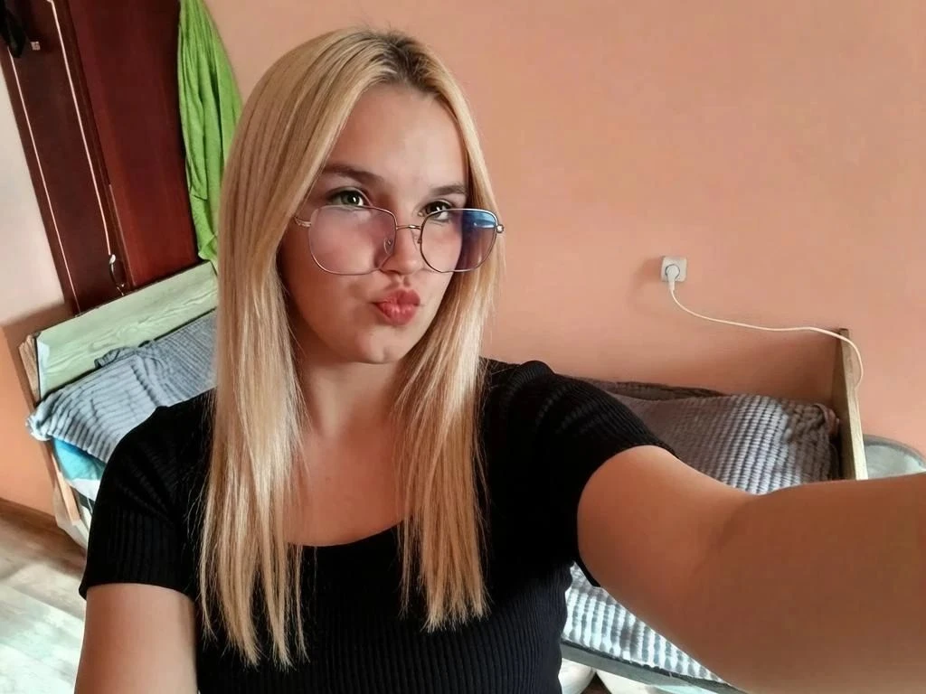 Красится в блонд?