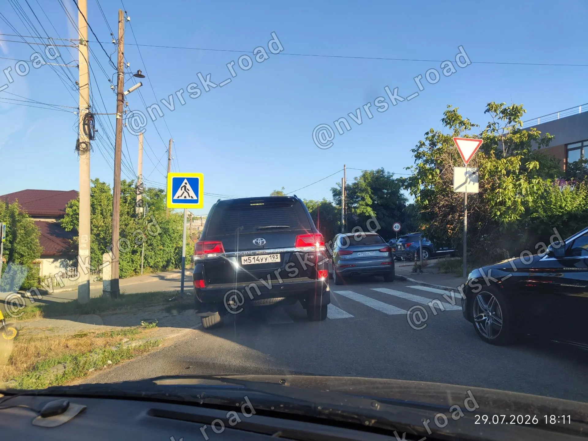 📍 Кутузовская, 117

Не в регионе дело... 🤔

Ни проехать ни пройти😳

#парковки_нврск 
#манеры_нврс