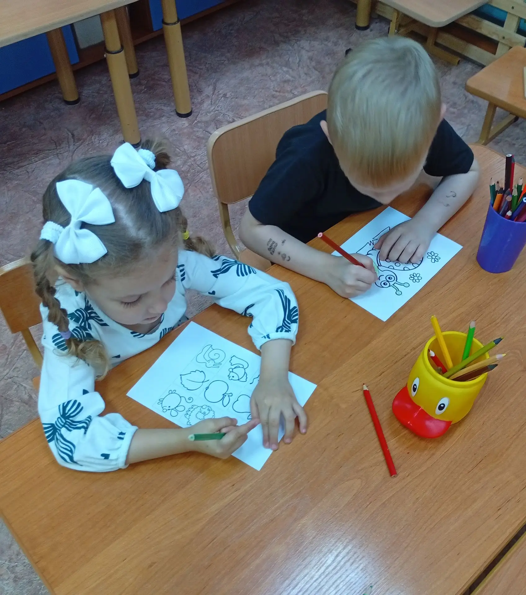Воспитанники группы Улыбка увлеченно раскрашивают раскраски. Это не просто веселое заня...