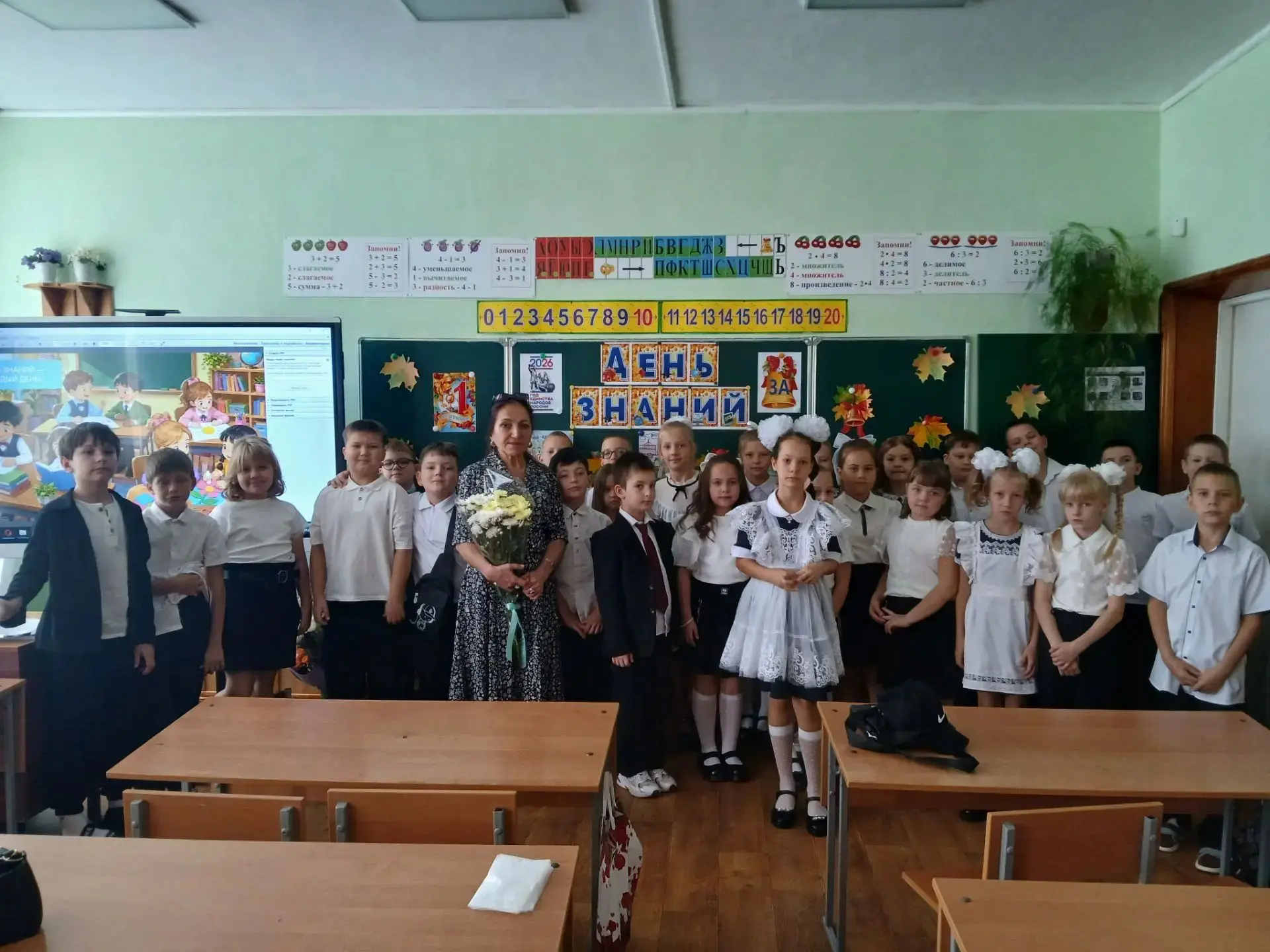 В 3-А классе прошло мероприятие, посвящённое Году единства народов России. Бабушка Раши...