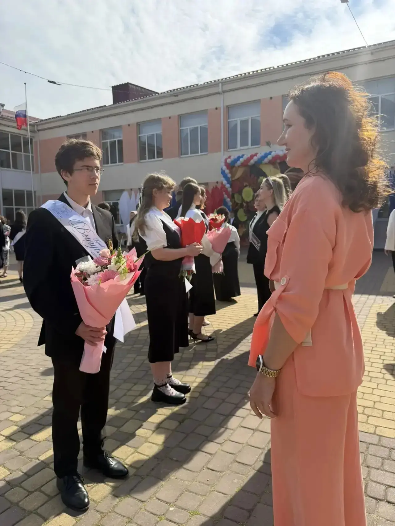 Ну вот и всё… Отзвенел последний звонок! 🔔✨  В школе №9 старшеклассники официально распрощались со ш