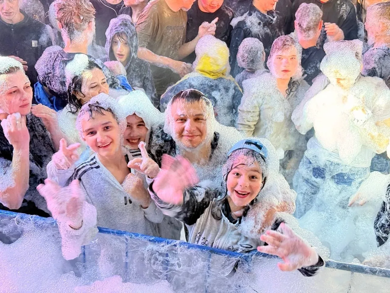 🤩В парке Белогорска 13 июня состоялась пенная дискотека. Шоу прошло в рамках 166-й годовщины города