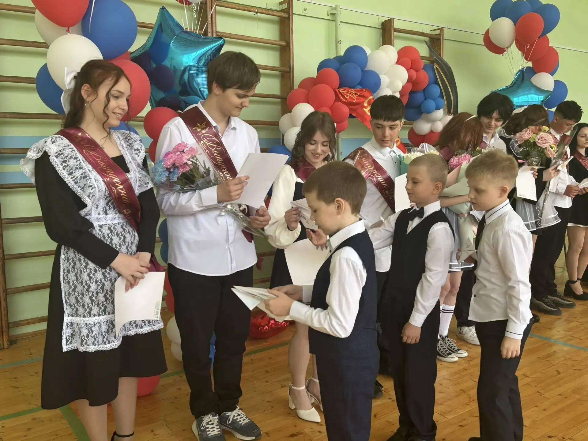 ⭐ Сегодня для выпускников нашей школы прозвенел последний звонок. Главными героями дня ...