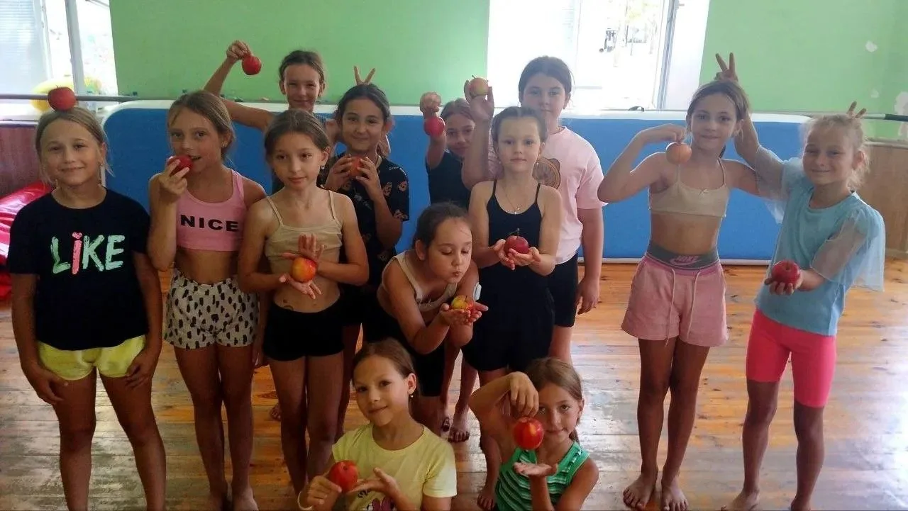 19 августа, в МКУ ДК "Софит" прошла игровая программа «Яблочный Спас встречаем — лето п...