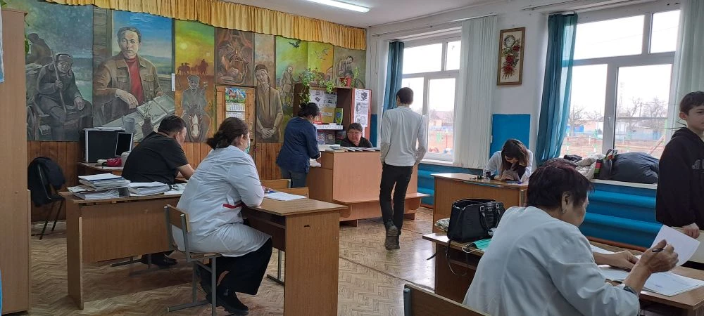 Сегодня врачи Черноземельской РБ им. Душана провели плановый  профосмотр школьников