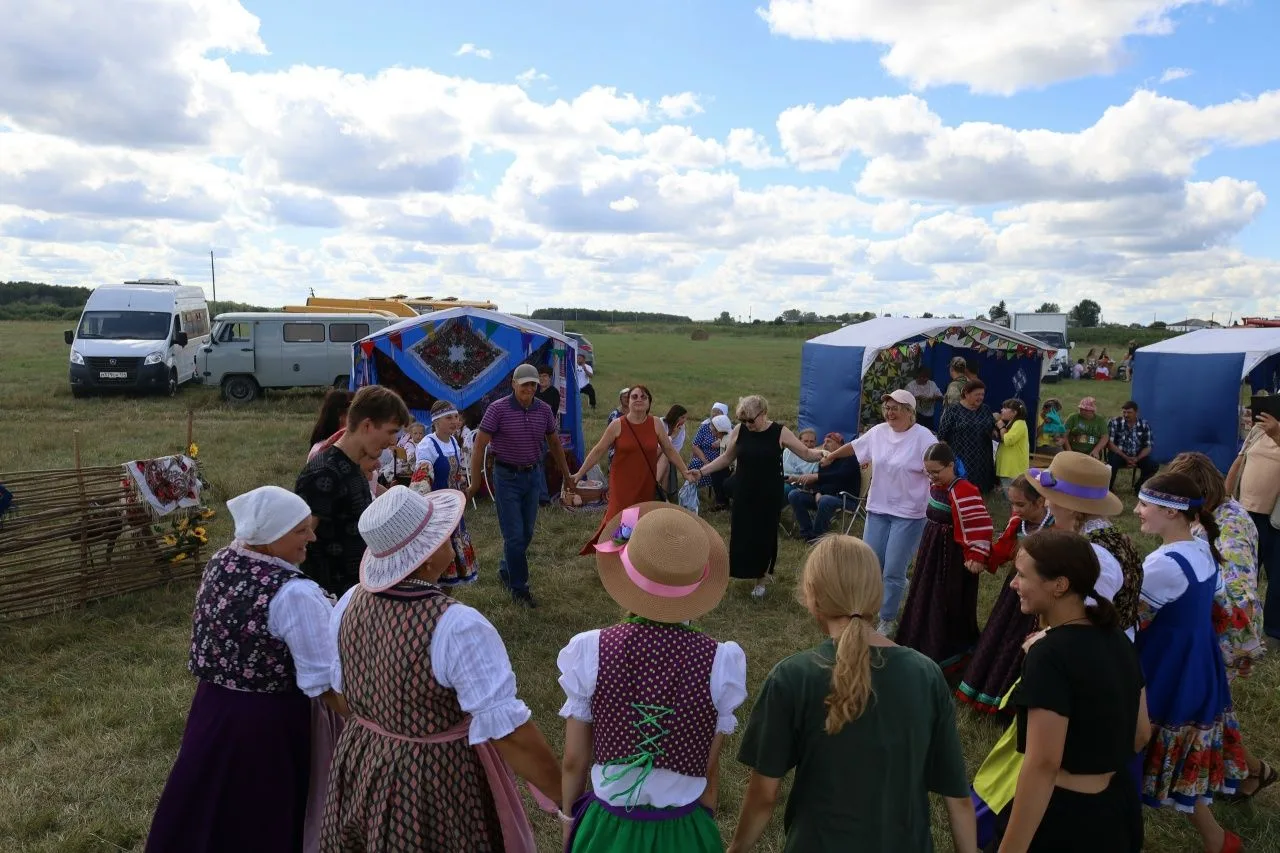 Больше фото с праздника вы можете увидеть в нашем альбоме: https://vk.ru/album-40621957...