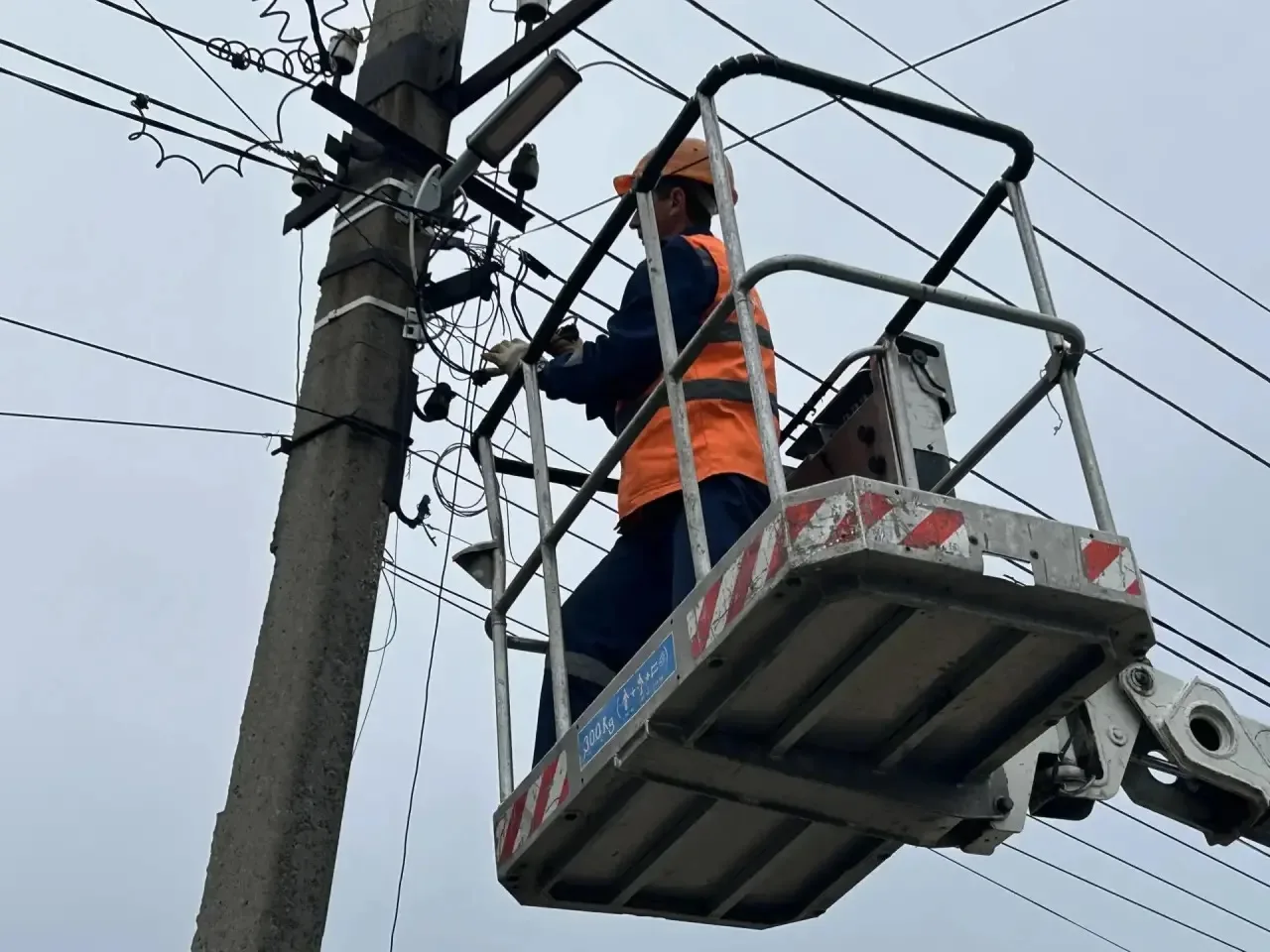 В Луганске восстанавливают освещение на  улице Уральской