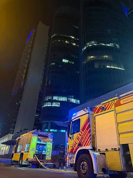 Пожар произошел в небоскребе Emirates Financial Towers в Дубае, пишет Khaleej Times.