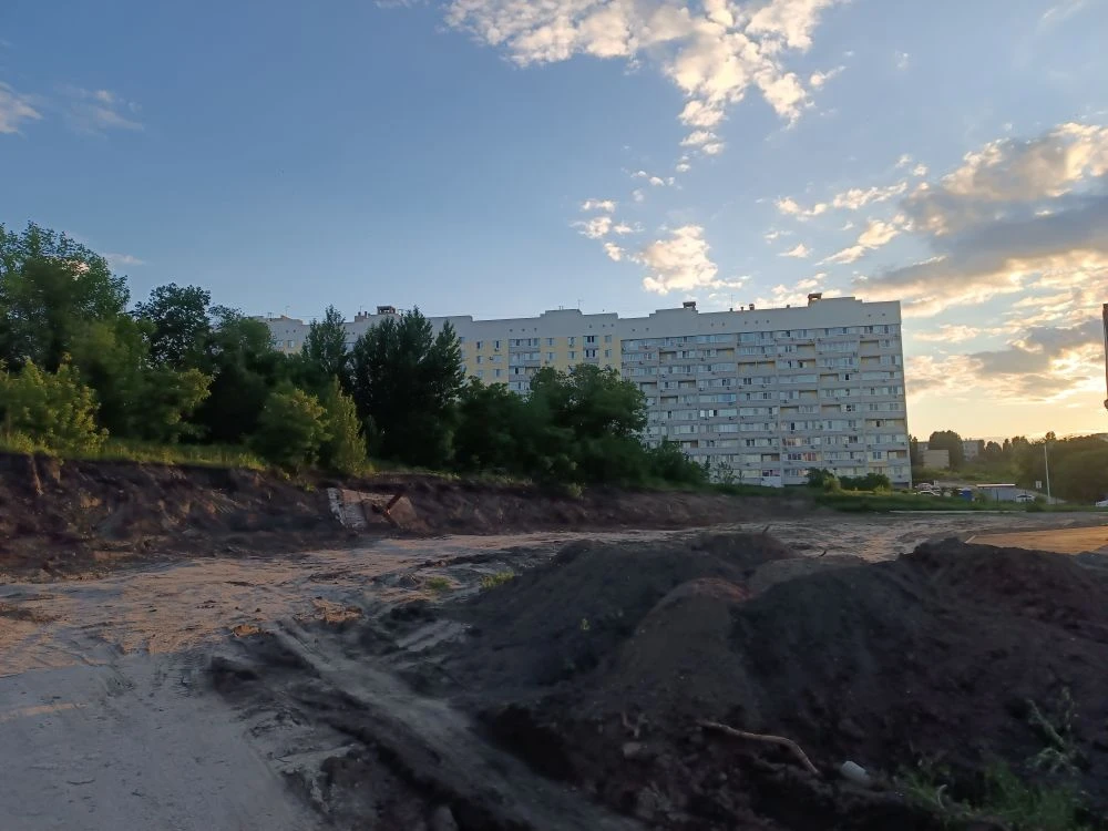Выполнили черновую планировку и создание откоса.