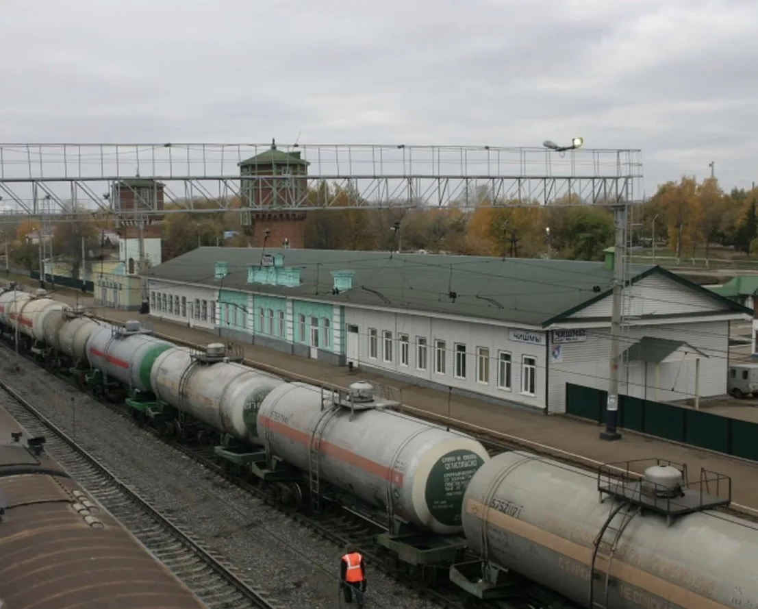 🚆🍷 «ВЫПУСТИТЕ В ЧИШМАХ, МНЕ НАДО!» Пьяный пассажир трижды сорвал стоп-кран поезда «Ан...