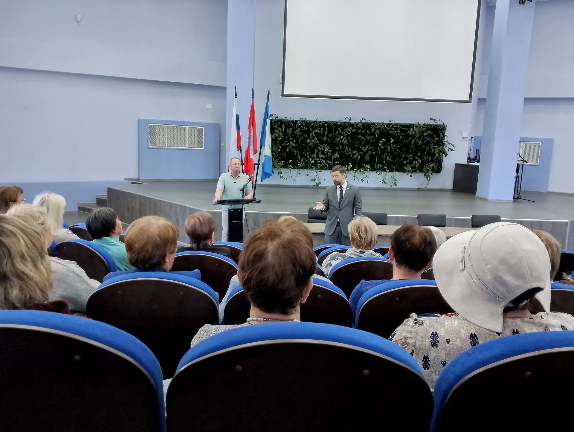 В рабочих поездках по Иркутской области обязательно встречаюсь с жителями. Есть вопросы одинаковые д