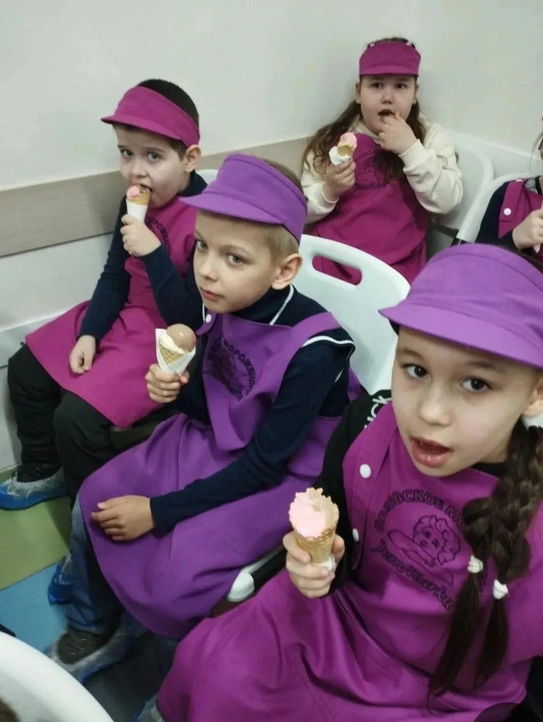 Вчера ребята 2 "В" класса  побывали на фабрике-мастерской мороженого JEMMARKA, где узнали его состав