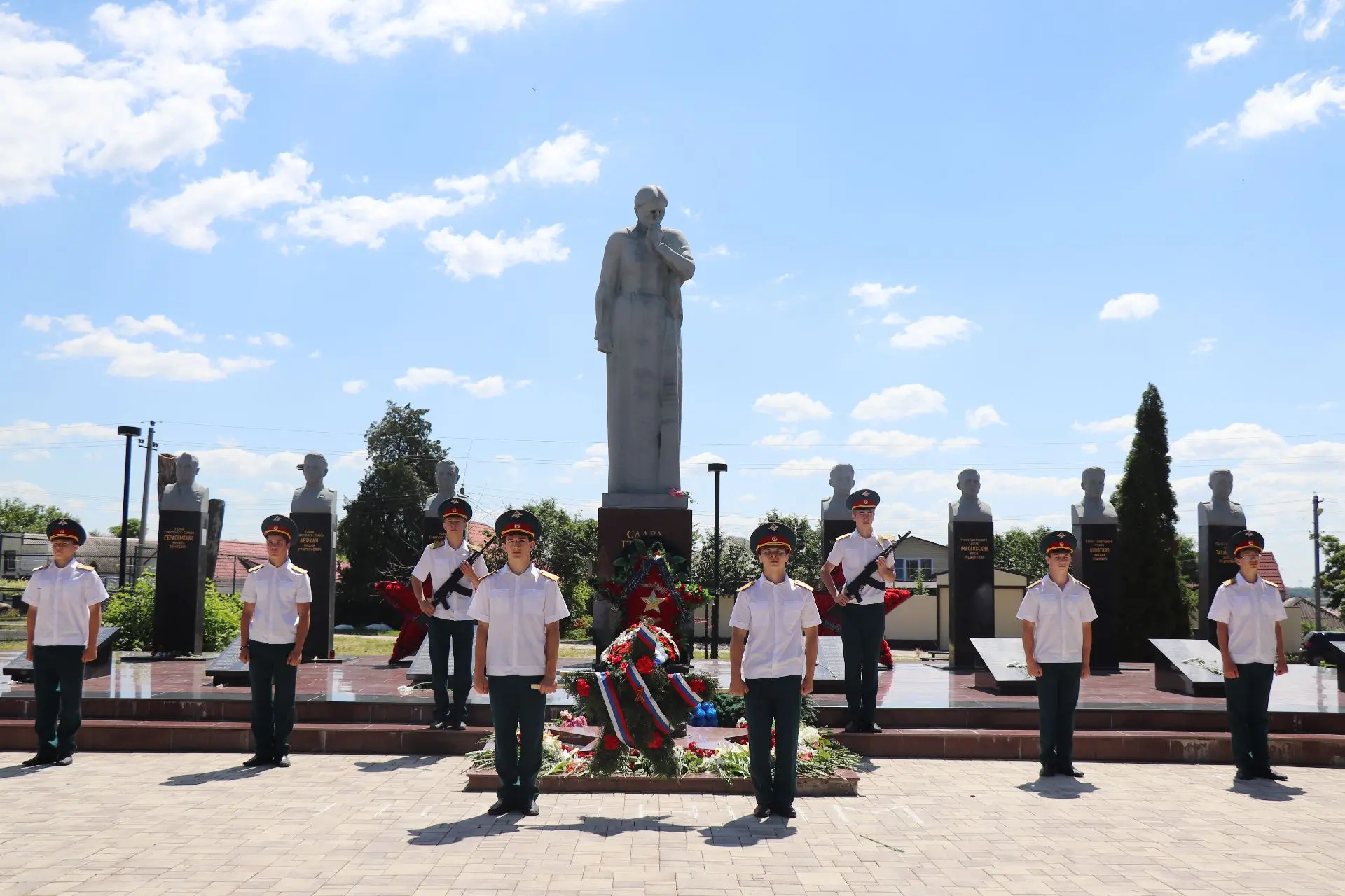 🇷🇺 Помним о важном

Сегодня, в День памяти и скорби юные сердца наполнились патриотизмом и гордост