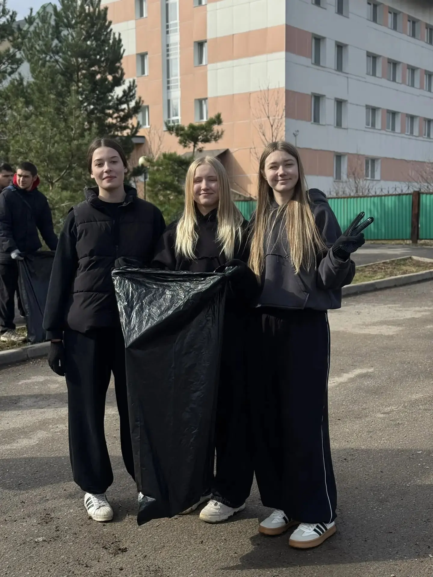 11 апреля 2026года в УТЖТ филиал  прошёл традиционный весений субботник. Обучающиеся и сотрудники вы