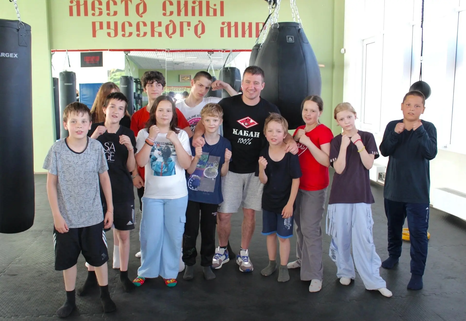 Лето на спорте!

☀️Солнце, тепло и… кикбоксинг! Даже летом наши юные спортсмены не сбавляют оборотов