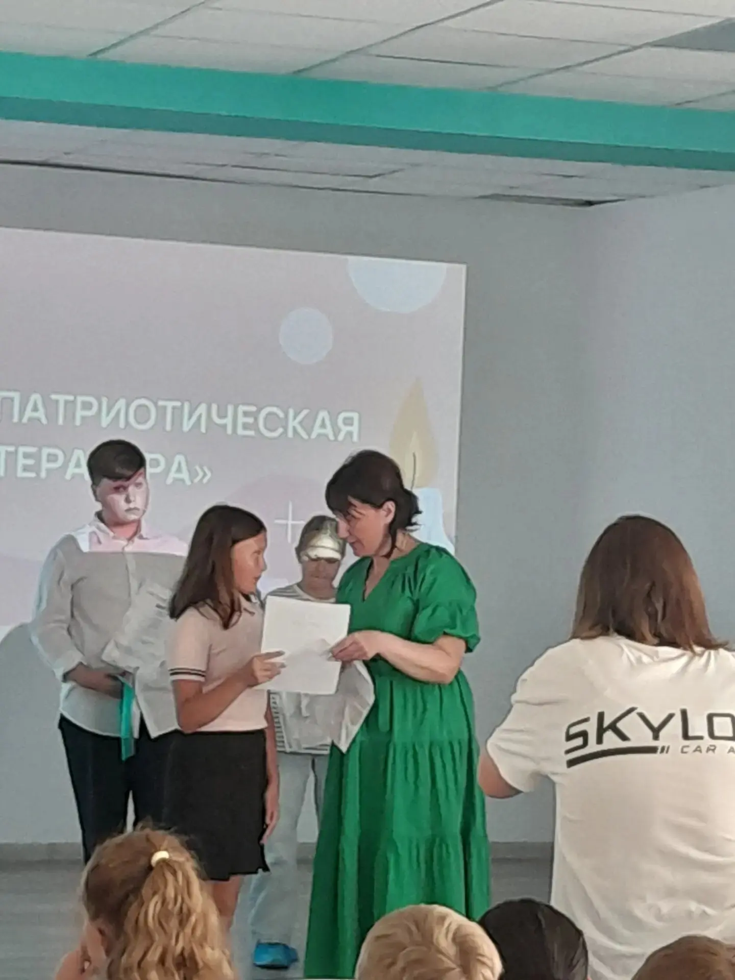Ребята школьного коллектива "Художественное слово", руководителем которого является Сав...