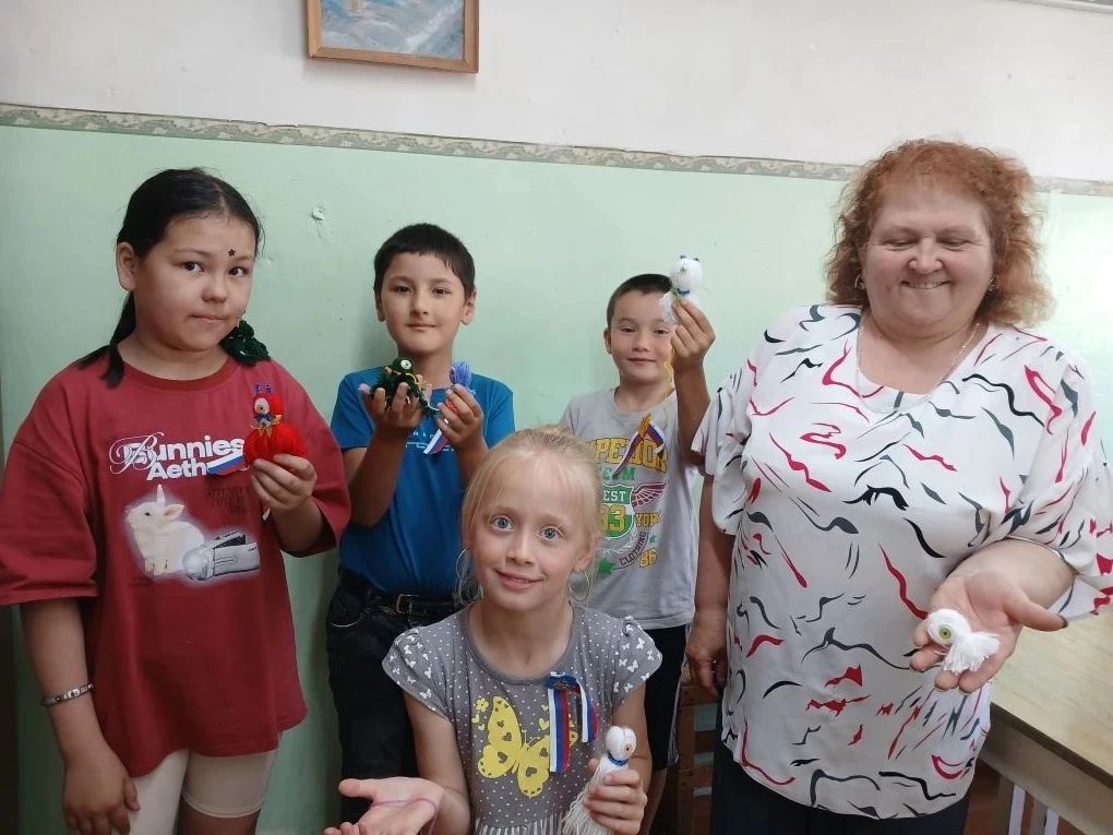 Перед праздниками дни особенно интересны! 🌟

Сегодня наши Орлята приняли участие в конкурсе рисунко