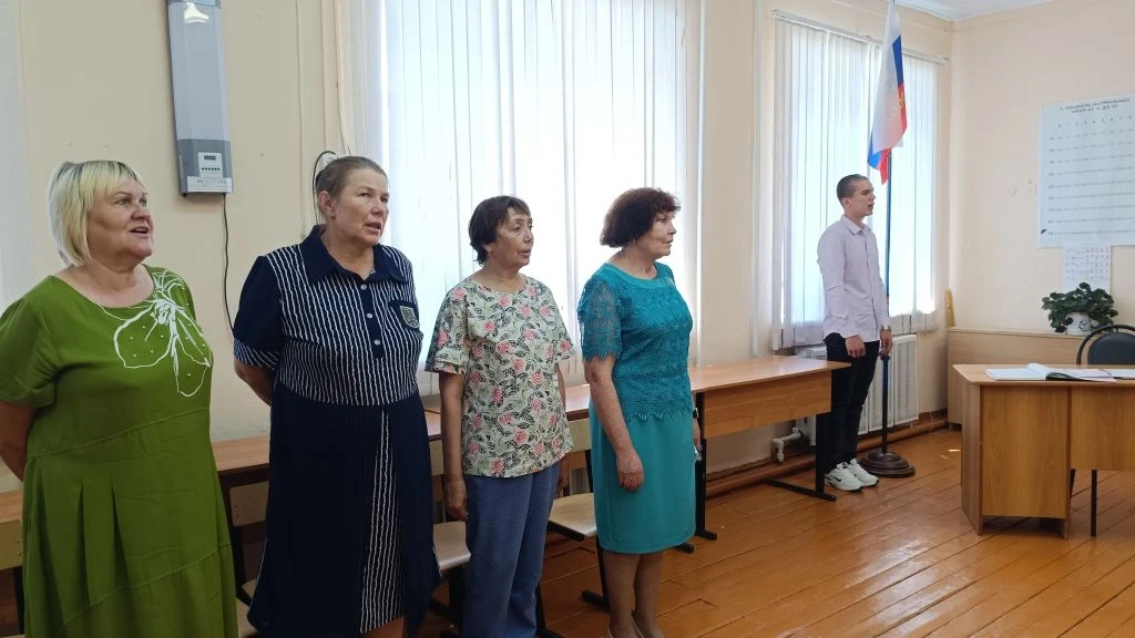 «Один выпускник — целая эпоха: в Буссевской школе торжественно вручили аттестат девятикласснику»
В н
