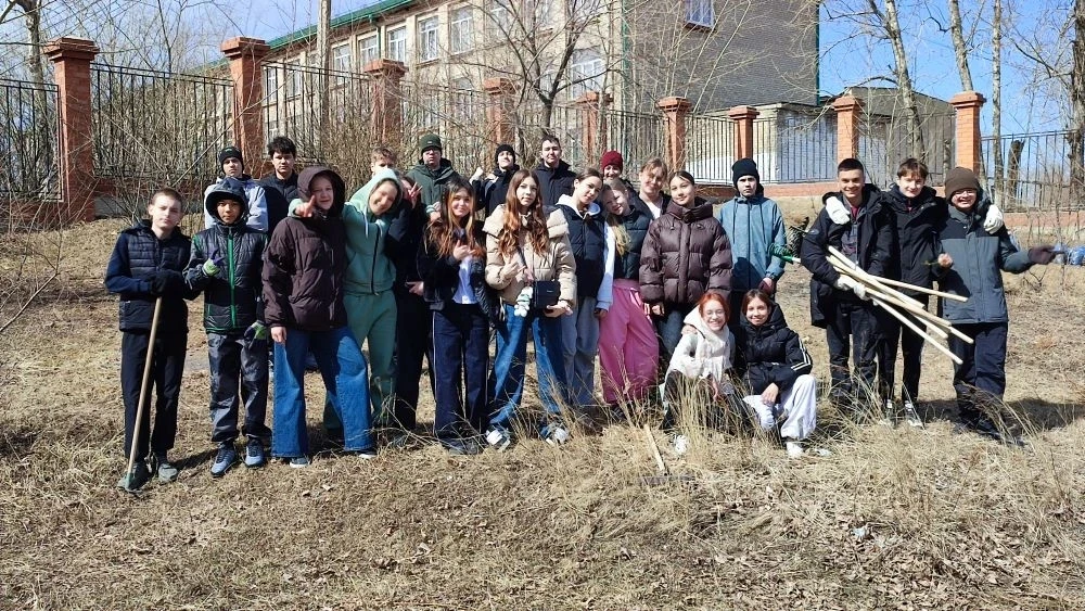 🍂🧹 Субботник и «Чистые четверги» в школе №36: объединяя усилия ради красоты и уюта

В минувшую суб