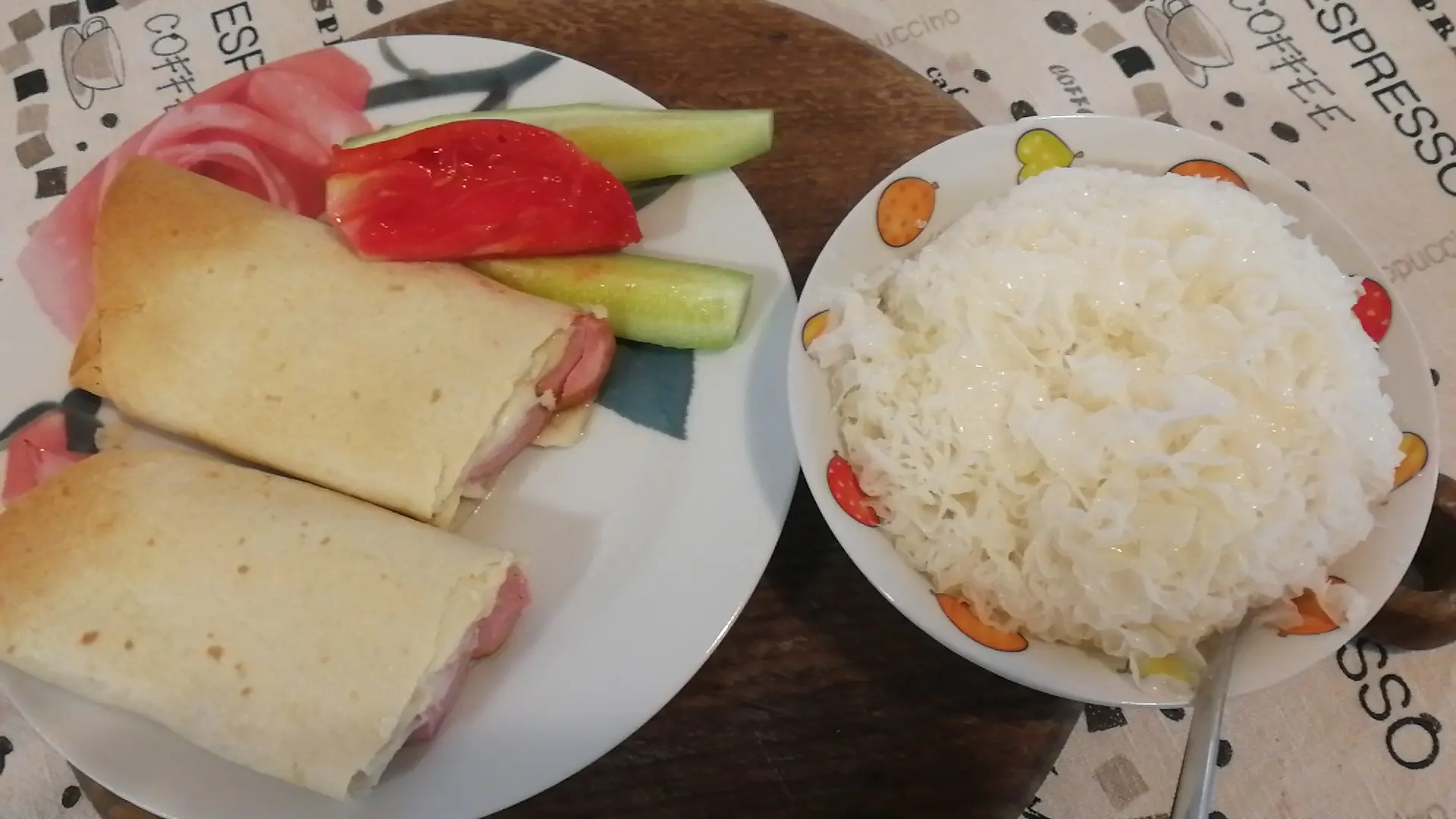 мой ужин, тортилья с сарделькой  и сыром и гребешок-грибок любимый и ооочень вкусный, с...