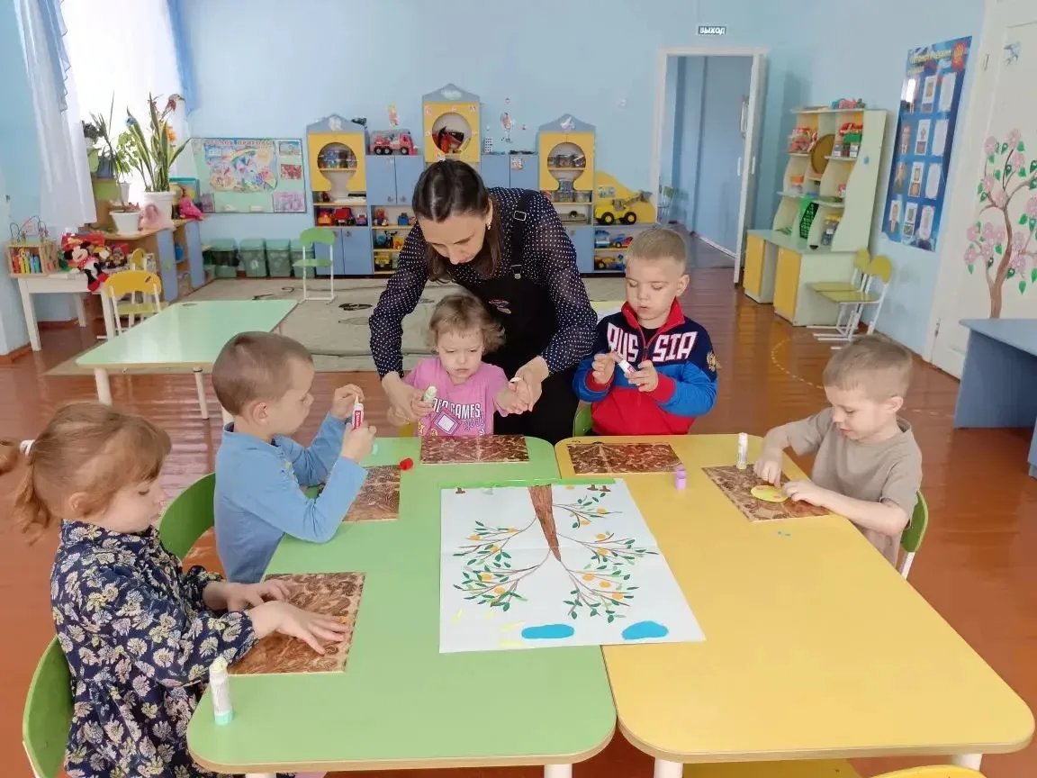 Занятия аппликацией потребуют от малыша навыков анализировать, сопоставлять реальные пр...