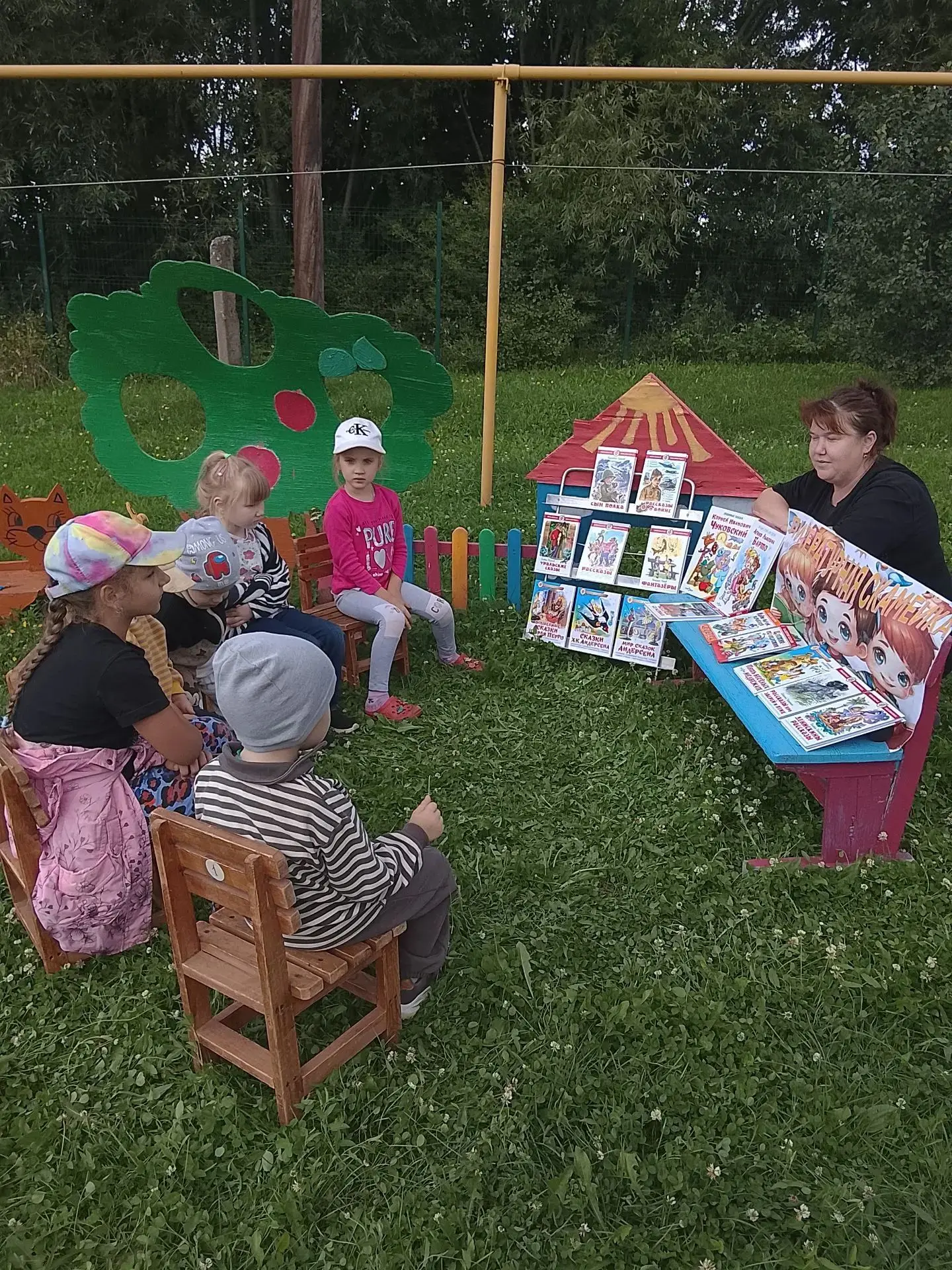 День выдался солнечным, и мы решили провести «Литературную скамейку» совместно с Яросла...